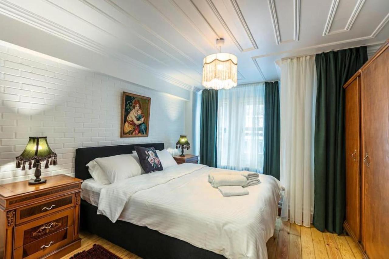 Historical 4-Br Home Steps From Besiktas Stadium & Bosphorus Views - Prime Nisantasi Location! Istanbul Exterior photo