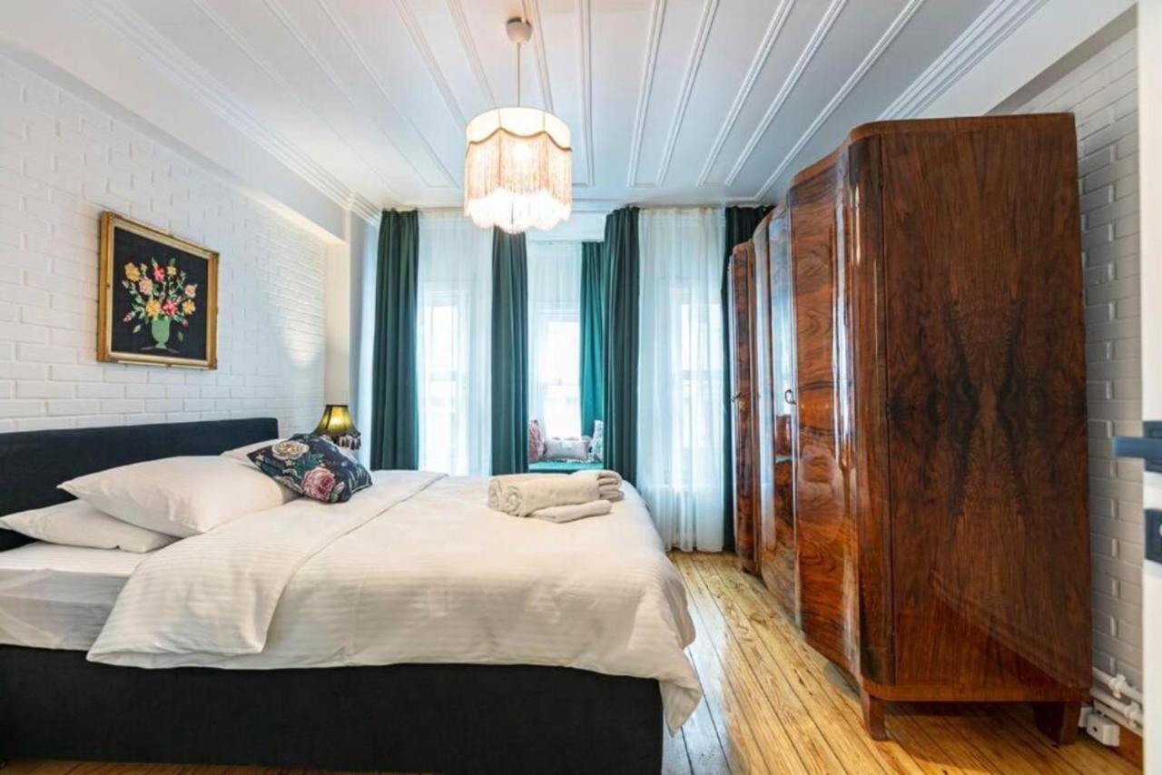 Historical 4-Br Home Steps From Besiktas Stadium & Bosphorus Views - Prime Nisantasi Location! Istanbul Exterior photo