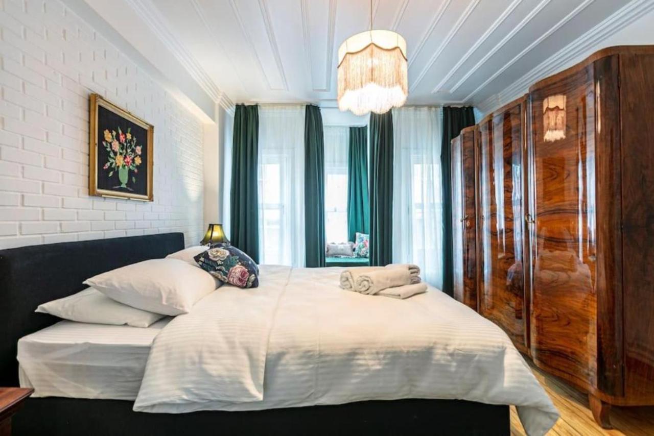 Historical 4-Br Home Steps From Besiktas Stadium & Bosphorus Views - Prime Nisantasi Location! Istanbul Exterior photo