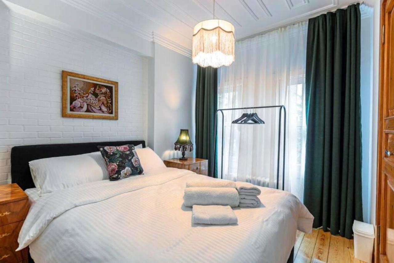 Historical 4-Br Home Steps From Besiktas Stadium & Bosphorus Views - Prime Nisantasi Location! Istanbul Exterior photo