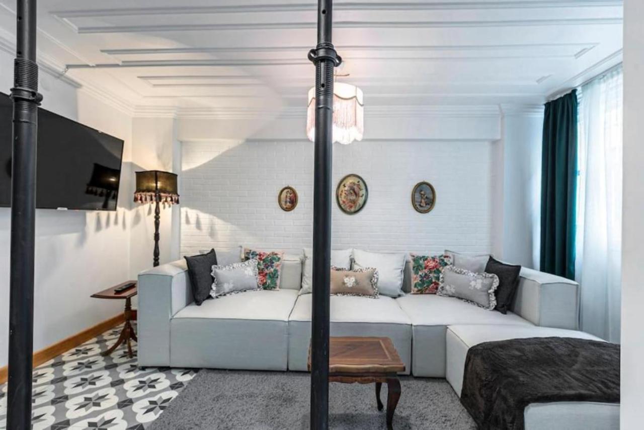 Historical 4-Br Home Steps From Besiktas Stadium & Bosphorus Views - Prime Nisantasi Location! Istanbul Exterior photo